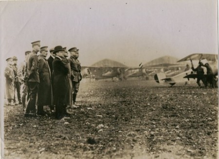 Le Général Pershing visite les bases aériennes de Champagne Berrichonne